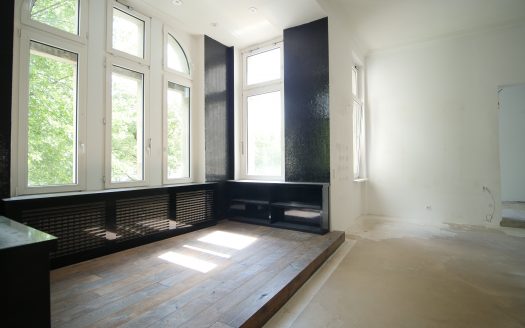 Klassisch & repräsentativ: Helles Büro mit Parkett und Stuck