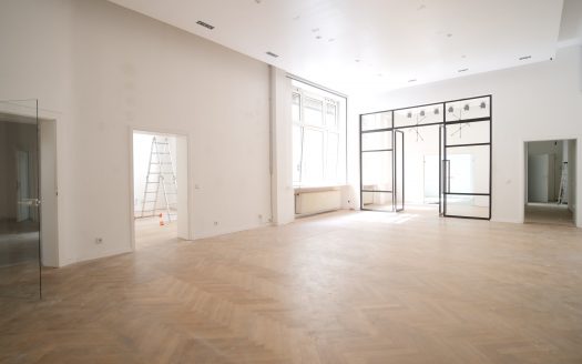 Klassisch & repräsentativ: Helles Büro mit Parkett und Stuck