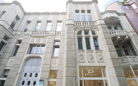 Klassisch & repräsentativ: Helles Büro mit Parkett und Stuck